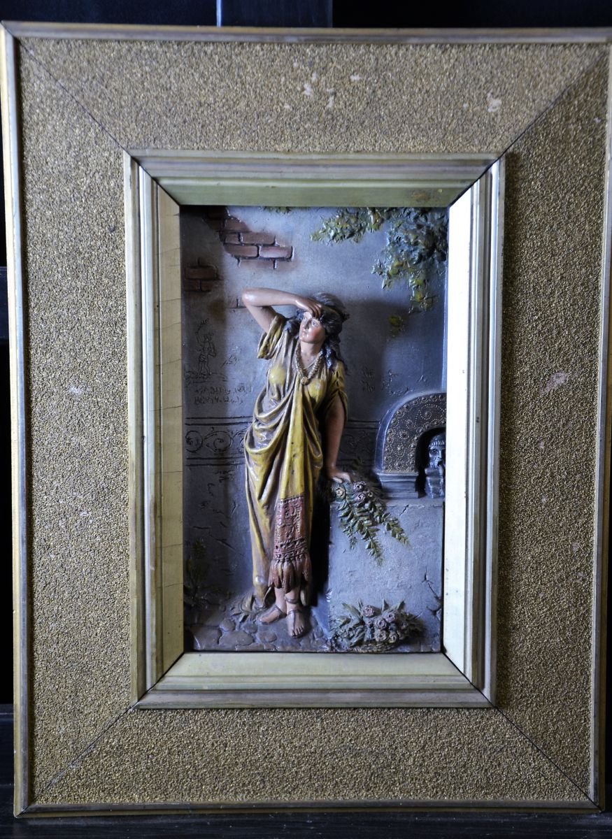 Reliefbild mit Keramik Frau am Brunnen. 30 x 17cm.