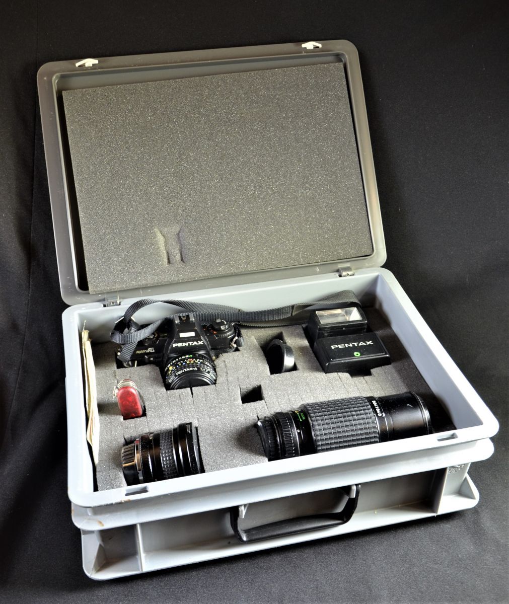 Camera pour photos PENTAX F1 avec accessoires dans son coffret original.