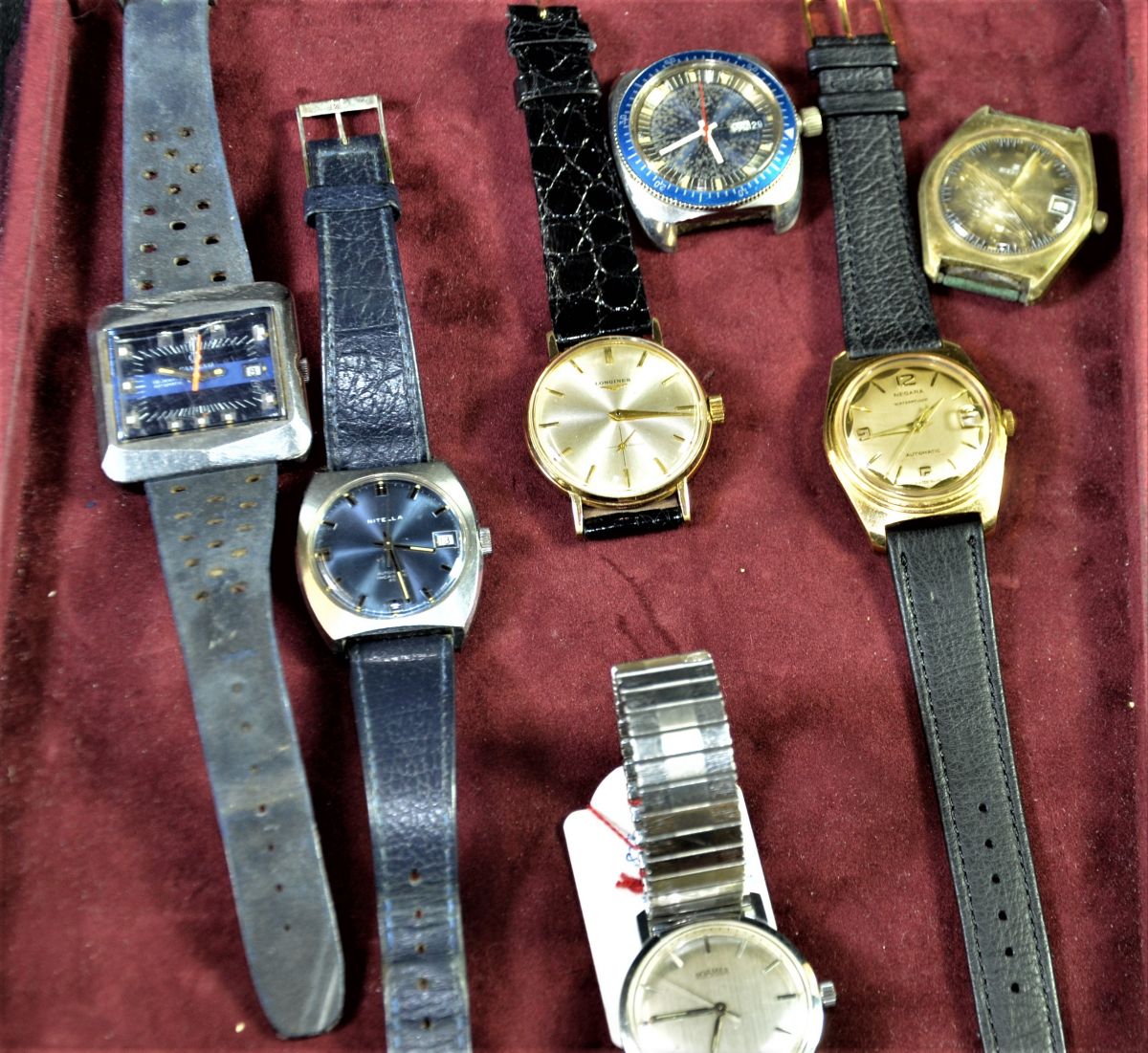 7 montres-bracelet dans boîte.