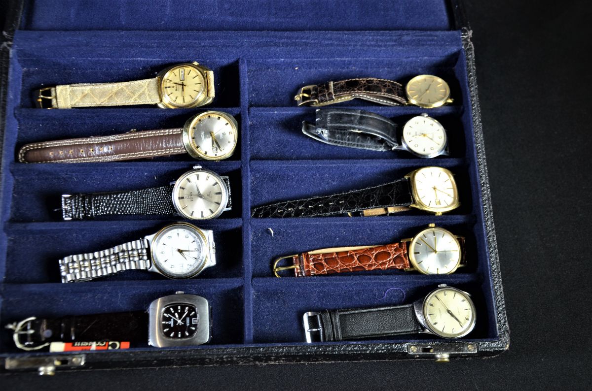  Coffret contenant 10 montres-bracelets, dont certaines neuves, de marques différentes comme...