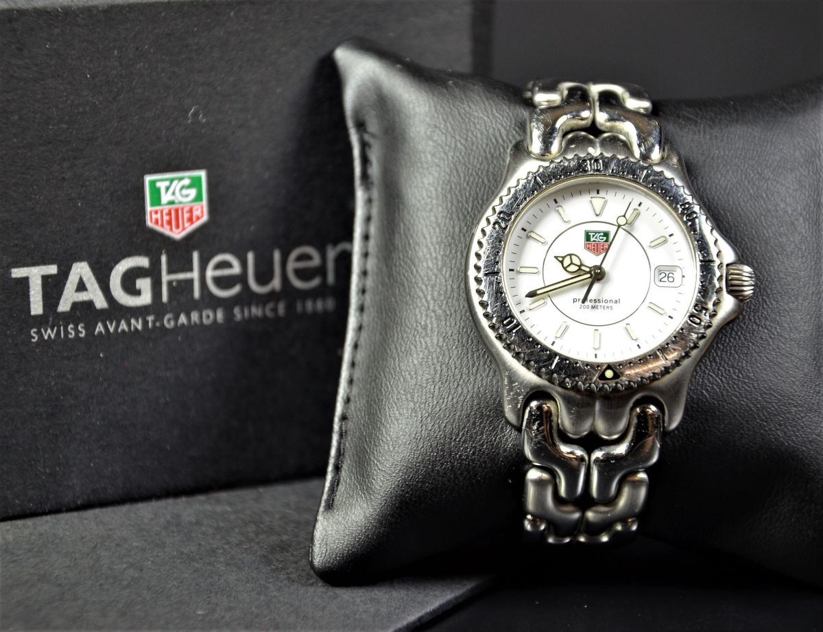 Wristwatch TAG HEUER, completely made of steel. Quartz movement. With box. In very good condition.