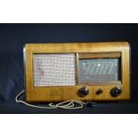 Ancienne radio de marque Sondyna, Modèle Amati E5015 R, Hauteur  31.5cm.