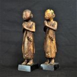  Paire de moines bouddhistes, Thaïlande, 19ème s.,en bronze sur socles en bois, restes de dorure....
