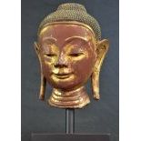 Tête de Bouddha Mandalay, laque rouge avec restes de dorure. Hauteur  34cm.