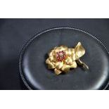 Broche en or jaune 18ct avec rubis et diamant de 0.1ct 22 g.