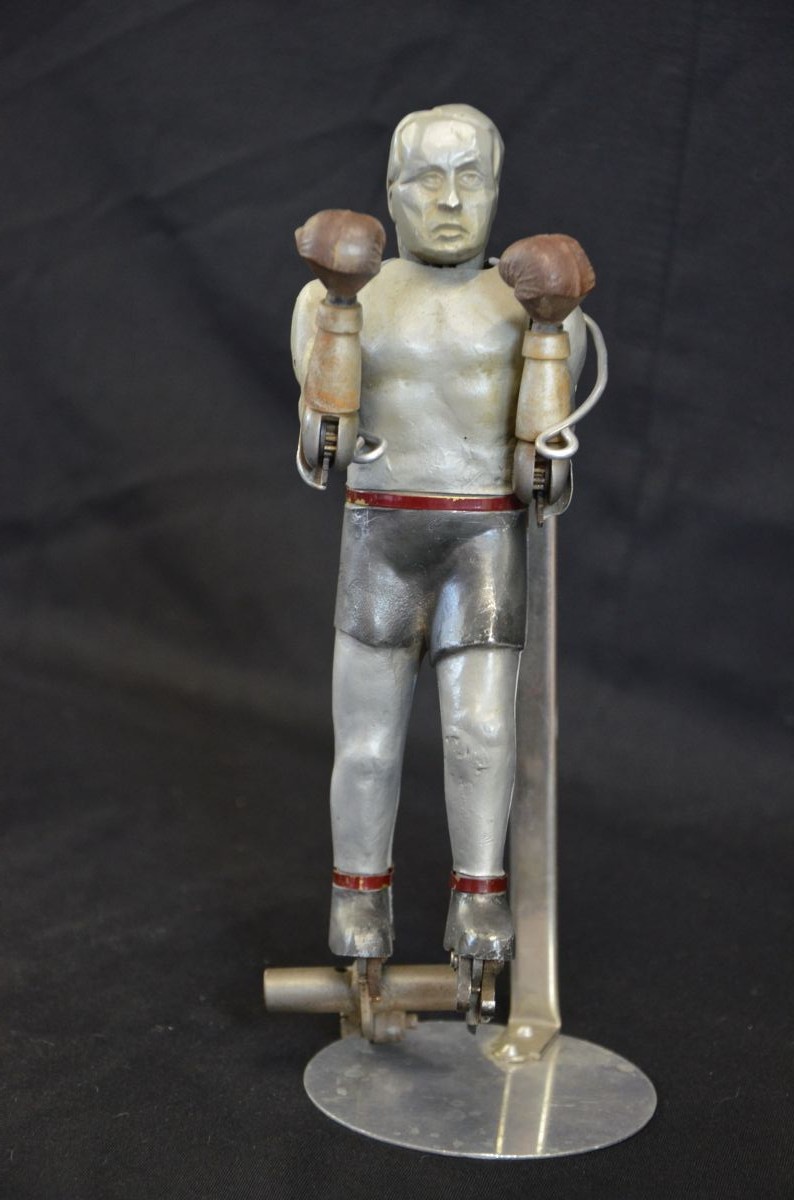 Mechanical boxer, probably out of a slot machine, functional mechanics around 190020, H  31,0 cm