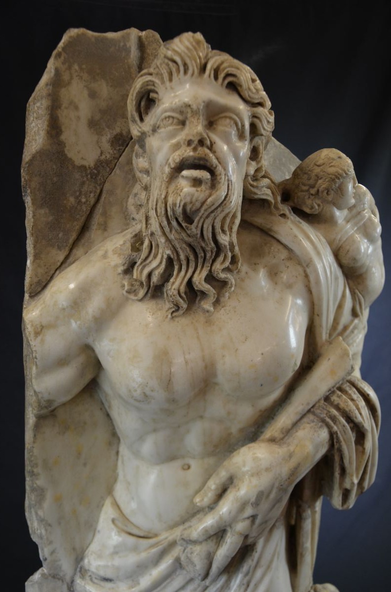  Haut-relief sculpté d’un dieu fleuve flanqué de plusieurs personnages, art romain, fin du IIe...