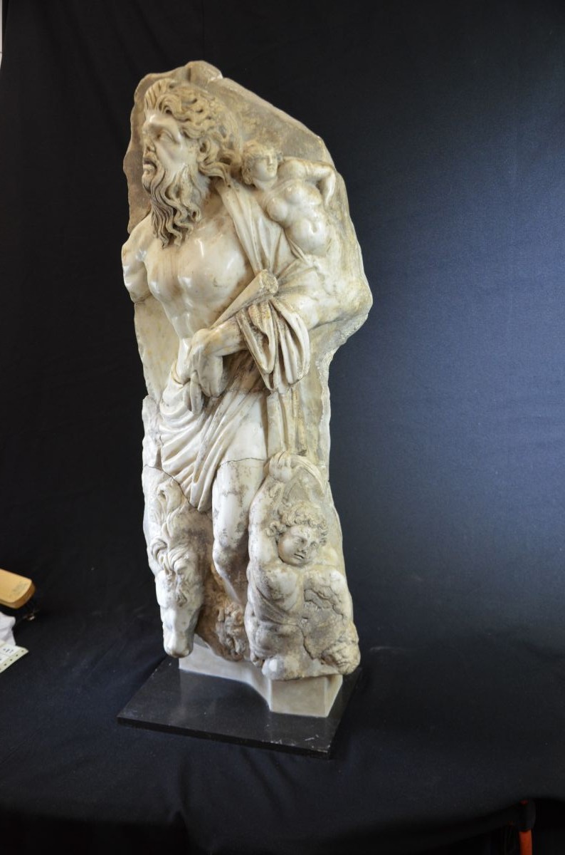  Haut-relief sculpté d’un dieu fleuve flanqué de plusieurs personnages, art romain, fin du IIe...