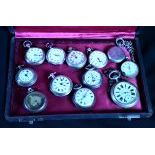  Lot de 12 montres de poche dans coffret, dont une avec phases de lune et 3 avec échappement à roue...